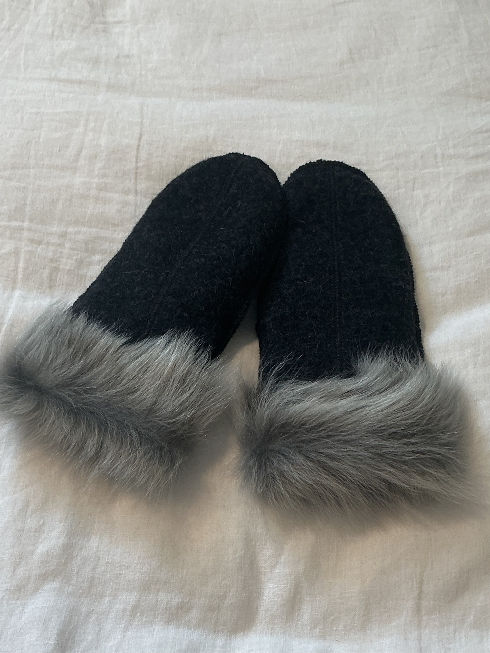 New no tags UGG dark grey wool blend mittens size L/XL